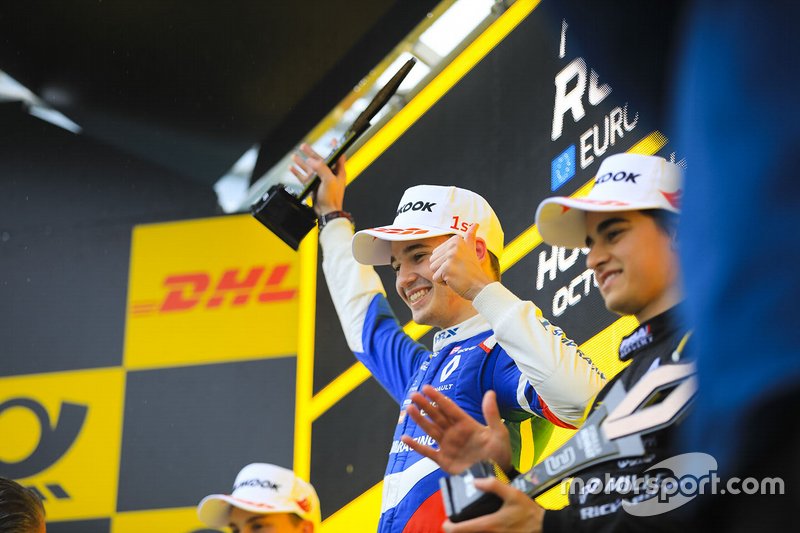 Podio di gara 2: il vincitore Alexander Smolyar, R-ACE GP