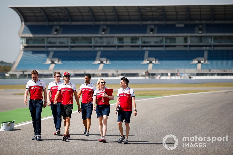 Antonio Giovinazzi, Alfa Romeo Racing fait un trackwalk avec ses mécaniciens