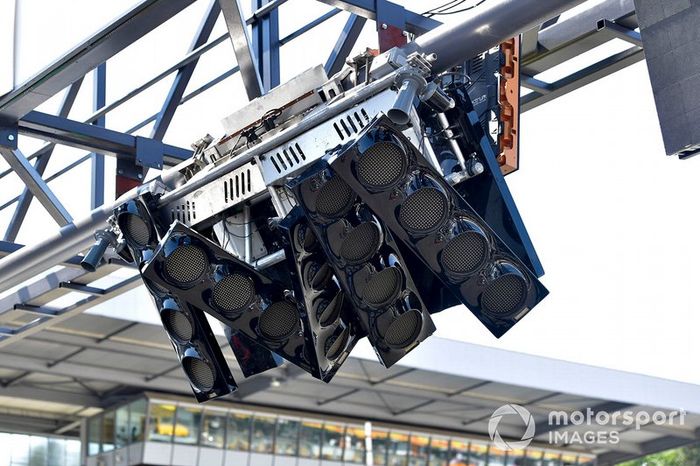 Reparación de las luces de salida después de que un autobús se estrelló contra ellas