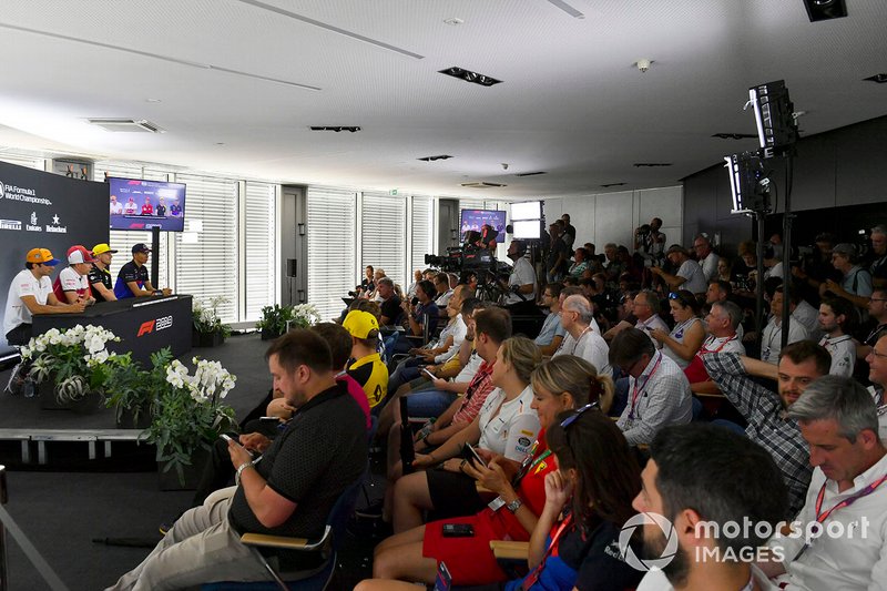 Carlos Sainz Jr., McLaren, Kimi Raikkonen, Alfa Romeo Racing, Sebastian Vettel, Ferrari, Nico Hulkenberg, Renault F1 Team y Alexander Albon, Toro Rosso en la conferencia de prensa