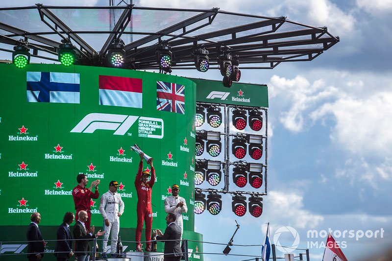 Podio: segundo lugar Valtteri Bottas, Mercedes AMG F1, el ganador de la carrera Charles Leclerc, Ferrari y el tercer lugar Hamilton, Mercedes AMG F1