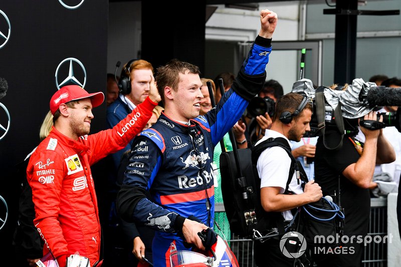 Sebastian Vettel, Ferrari, 2° classificato, e Daniil Kvyat, Toro Rosso, 3° classificato, festeggiano nel parco chiuso
