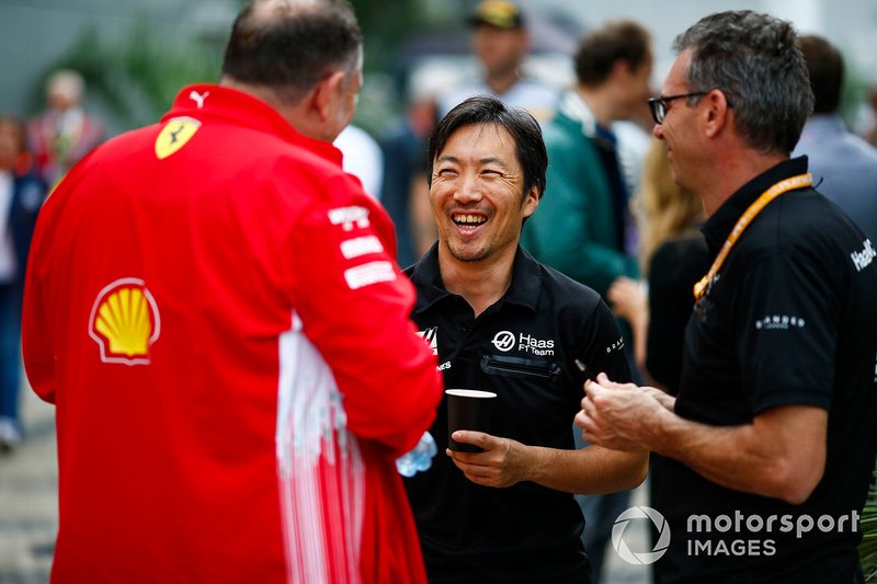 Ayao Komatsu, ingénieur de course en chef Haas F1, parle à un collègue de Ferrari