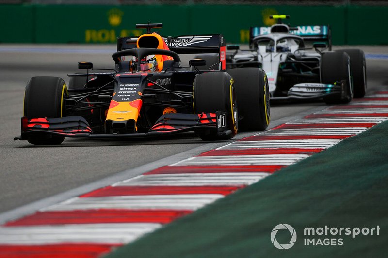 Max Verstappen, Red Bull Racing RB15, precede Valtteri Bottas, Mercedes AMG W10