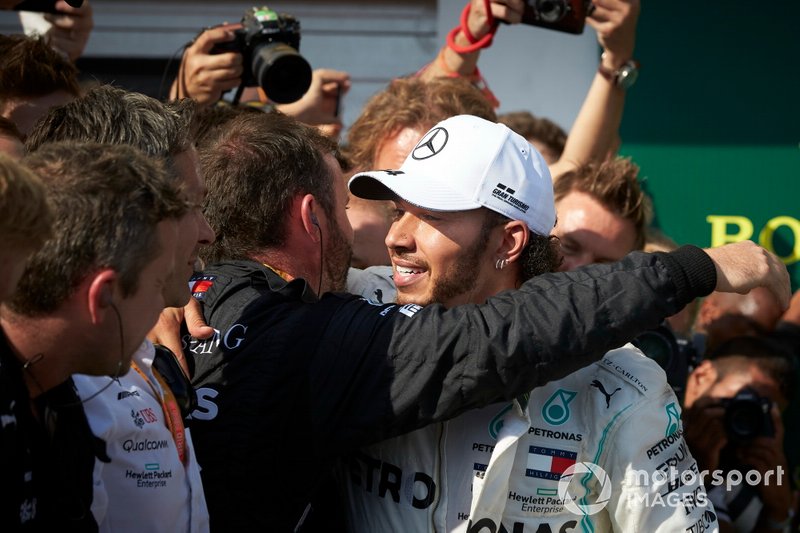 Lewis Hamilton, Mercedes AMG F1, 1st position, celebrates with his team