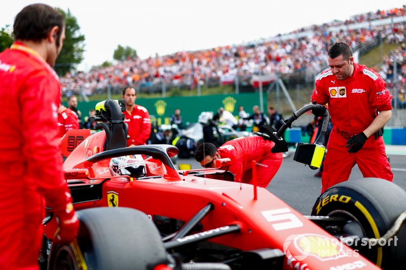 Sebastian Vettel, Ferrari SF90, on the grid with mechanics