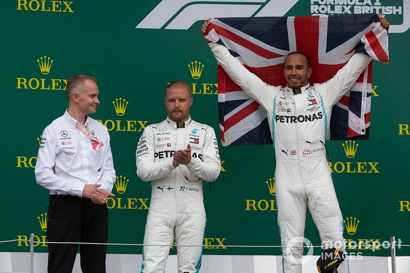 Valtteri Bottas, Mercedes AMG F1, 2e plaats, en Lewis Hamilton, Mercedes AMG F1, 1e plaats, op het podium