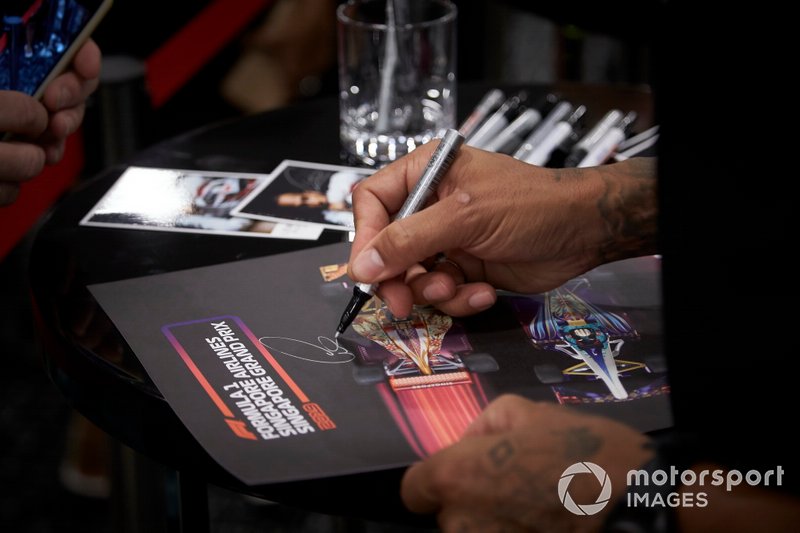 Lewis Hamilton, Mercedes AMG F1 firma un autografo ad un fan