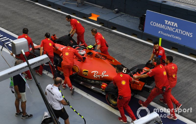 Charles Leclerc, Ferrari SF90 torna in pitlane