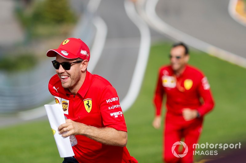 Sebastian Vettel, Ferrari, ispeziona il circuito