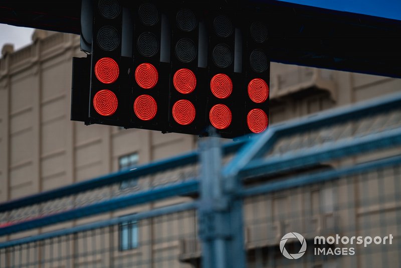 Luces rojas en la línea de salida