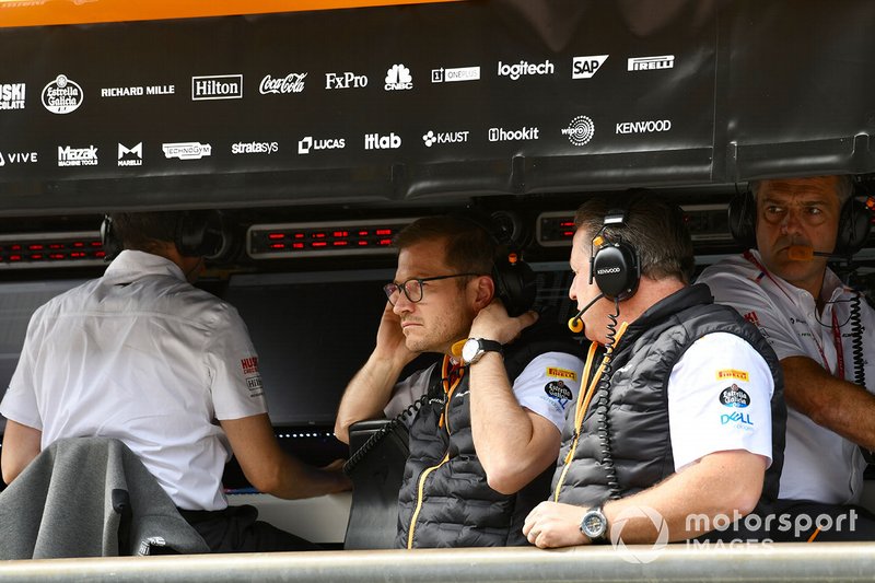 Andreas Seidl, Team Principal, McLaren, et Zak Brown, directeur exécutif de McLaren, sur le muret des stands