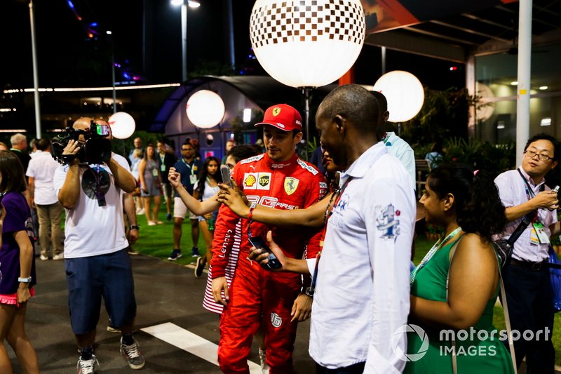 Charles Leclerc, Ferrari, fa una foto con i fans
