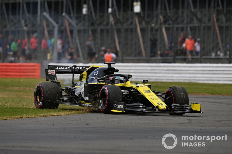 Daniel Ricciardo, Renault F1 Team R.S.19, passe dans l'herbe