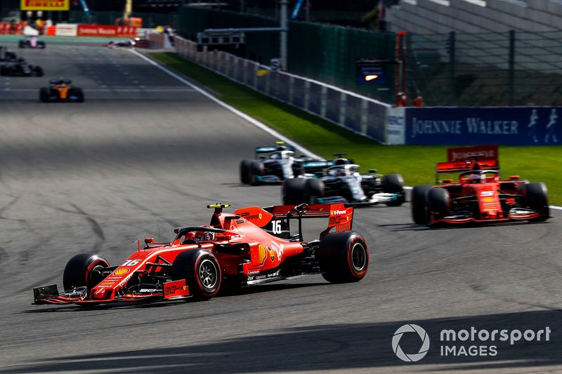 Charles Leclerc, Ferrari SF90, precede Sebastian Vettel, Ferrari SF90, Lewis Hamilton, Mercedes AMG F1 W10 e Valtteri Bottas, Mercedes AMG W10