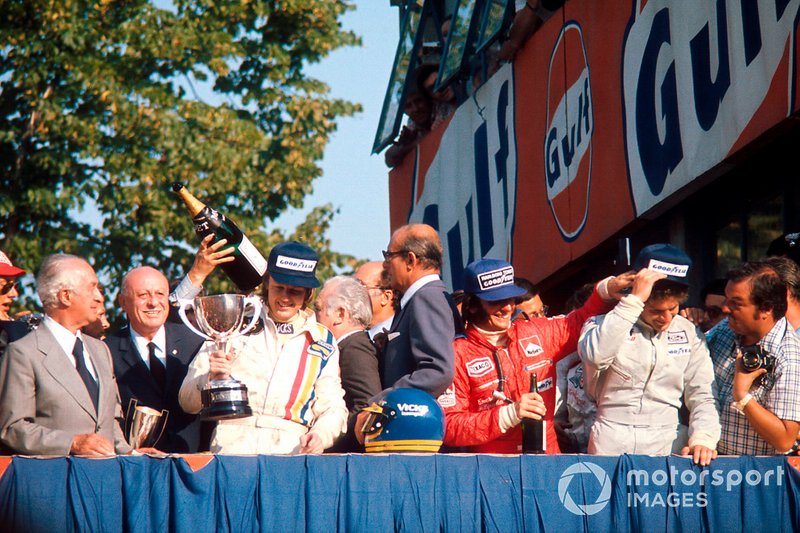Podio: Il vincitore della gara Ronnie Peterson, Lotus Ford, secondo classificato Emerson Fittipaldi, McLaren Ford, terzo classificato Jody Scheckter, Tyrrell Ford