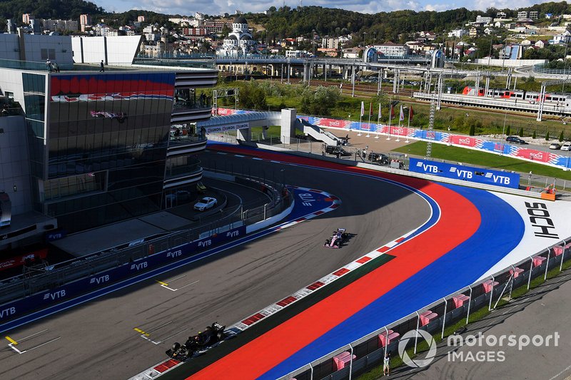 Kevin Magnussen, Haas F1 Team VF-19, Sergio Perez, Racing Point RP19