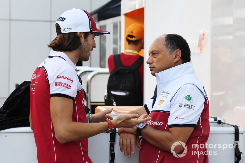 Antonio Giovinazzi, Alfa Romeo Racing, parla con Frederic Vasseur, Team Principal, Alfa Romeo Racing, nel paddock