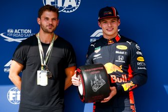 Max Verstappen, Red Bull Racing, Pirelli Pole Pozisyonu ödülünü alıyor