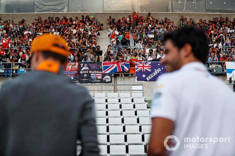 Lando Norris, McLaren, y Carlos Sainz Jr., McLaren