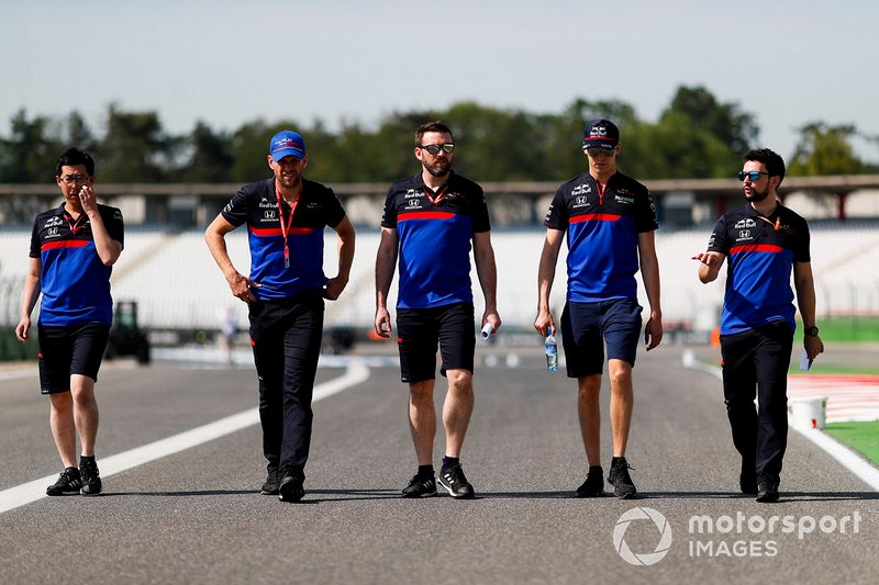 Daniil Kvyat, Toro Rosso walks the track with his mechanics