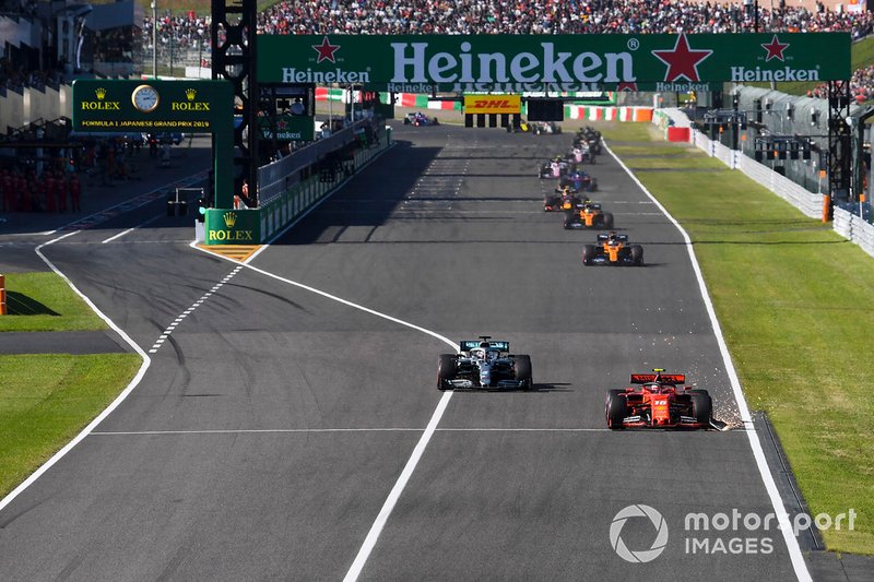 Charles Leclerc, Ferrari SF90, precede Lewis Hamilton, Mercedes AMG F1 W10, sollevando scintille per l'ala danneggiata