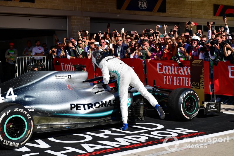 Valtteri Bottas, Mercedes AMG F1, 1ª posición, felicita a Lewis Hamilton, Mercedes AMG F1, 2ª posición, en Parc Ferme
