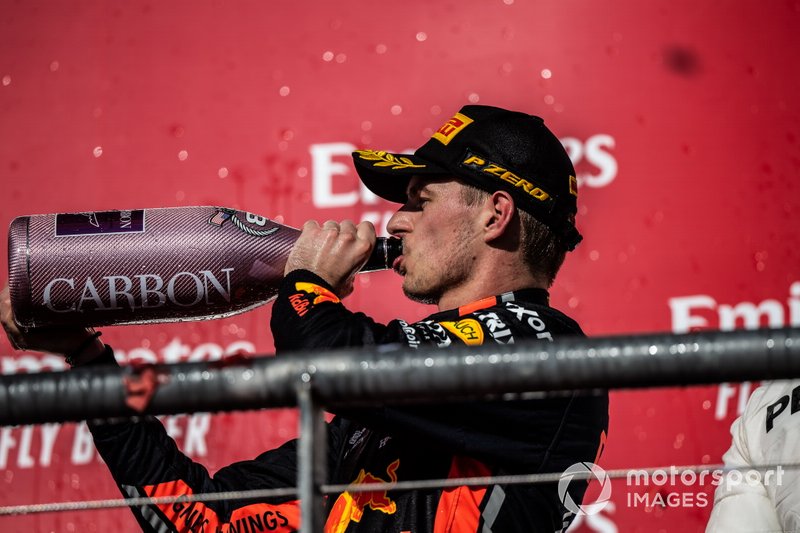 Max Verstappen, Red Bull Racing, terzo classificato, beve Champagne sul podio