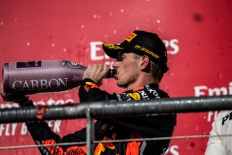 Max Verstappen, Red Bull Racing, terzo classificato, beve Champagne sul podio