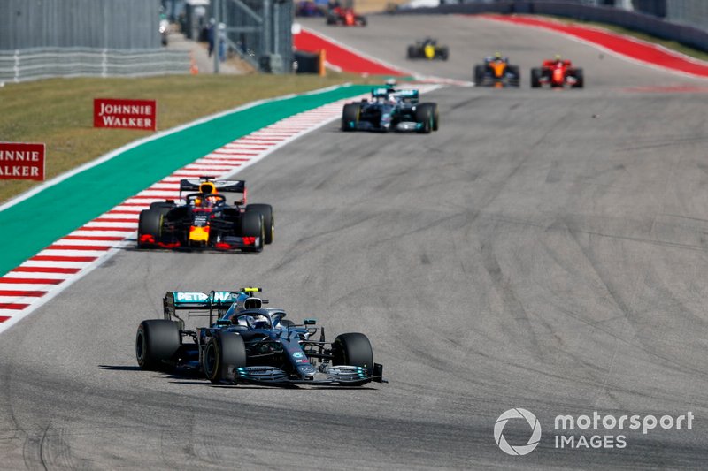 Valtteri Bottas, Mercedes AMG W10, lidera Max Verstappen, Red Bull Racing RB15 y Lewis Hamilton, Mercedes AMG F1 W10