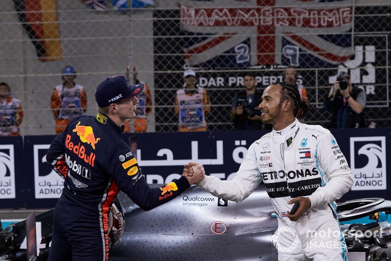Max Verstappen, Red Bull Racing, si congratula con Lewis Hamilton, Mercedes AMG F1, per aver preso la pole