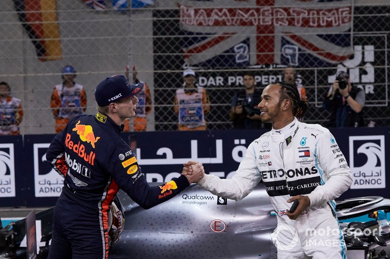 Max Verstappen, Red Bull Racing, felicita a Lewis Hamilton, Mercedes AMG F1