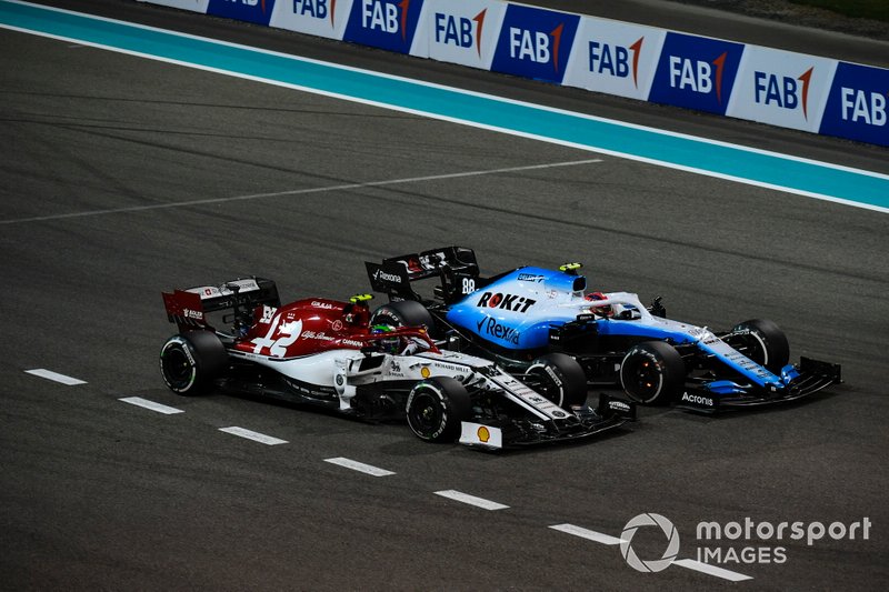 Robert Kubica, Williams FW42, battles with Antonio Giovinazzi, Alfa Romeo Racing C38