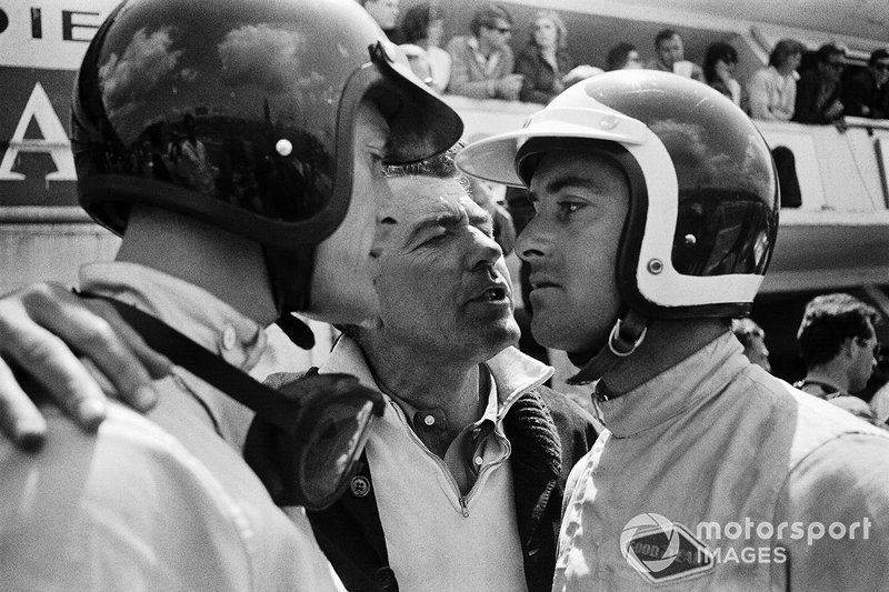 1964 год. Кэрролл Шелби (в середине) с Дэном Герни и Бобом Бондурантом, пилотировавшими автомобиль Cobra. В первый год участия Ford в «Ле-Мане» Шелби был мало вовлечен в работу с GT40 и руководил собственным коллективом, выступавшим на Cobra в категории GT