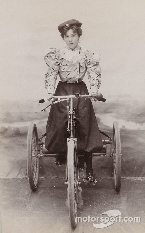 Léa Lemoine em seu triciclo motorizado
