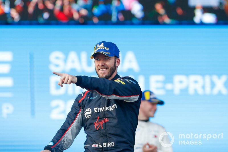 Il vincitore della gara Sam Bird, Virgin Racing, festeggia sul podio