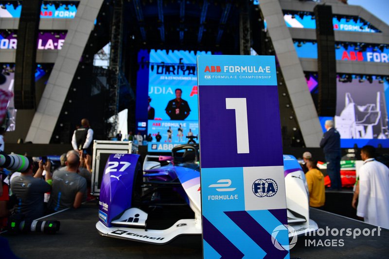Alexander Sims, BMW I Andretti Motorsports, festeggia nel parco chiuso