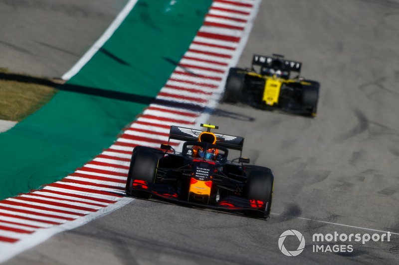 Alex Albon, Red Bull Racing RB15, precede Daniel Ricciardo, Renault F1 Team R.S.19