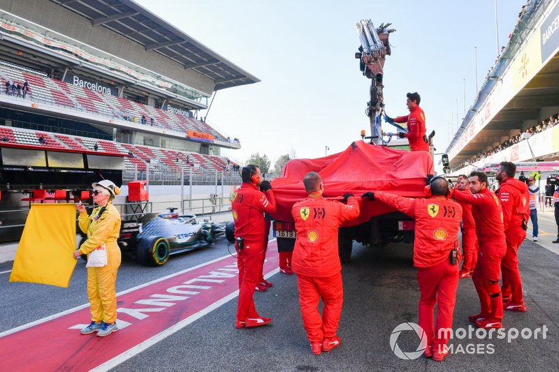 Sebastian Vettel, Ferrari, il carroattrezzi riporta la macchina ai box dopo il problema al motore