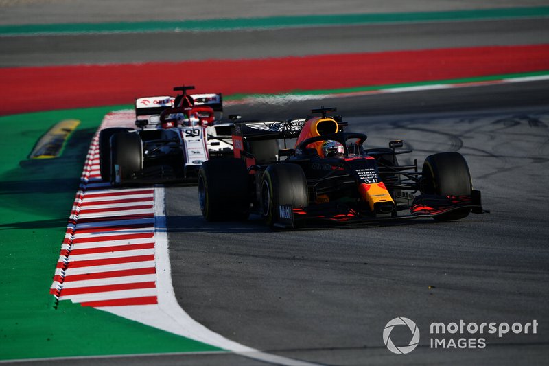 Max Verstappen, Red Bull Racing RB16 en Antonio Giovinazzi, Alfa Romeo Racing C39 