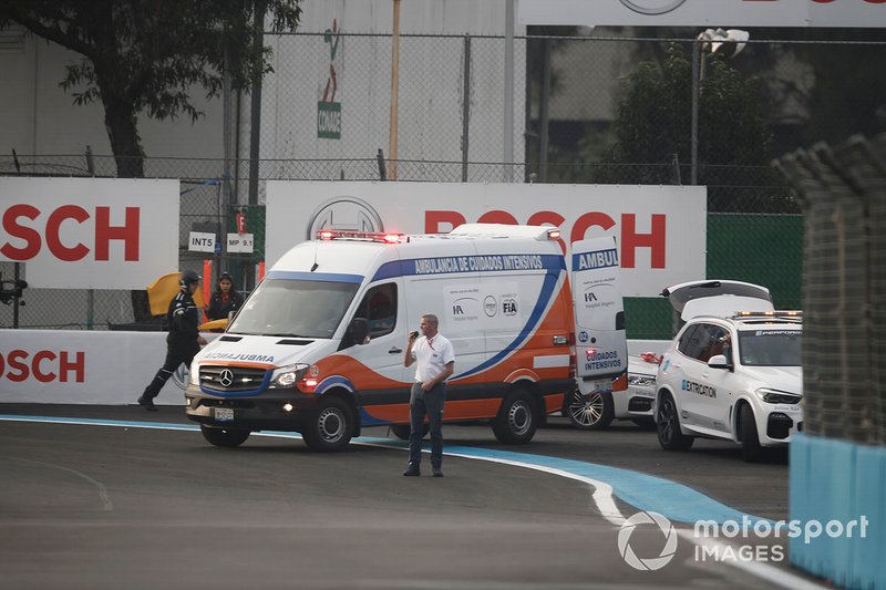La ambulancia está lista para llevar a Daniel Abt, Audi Sport ABT Schaeffler de la escena del accidente.