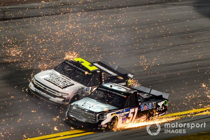 Riley Herbst, Kyle Busch Motorsports, Toyota Tundra Mobil 1, Sheldon Creed, GMS Racing, Chevrolet Silverado Chevy.com /Trench Shoring, race through sparks