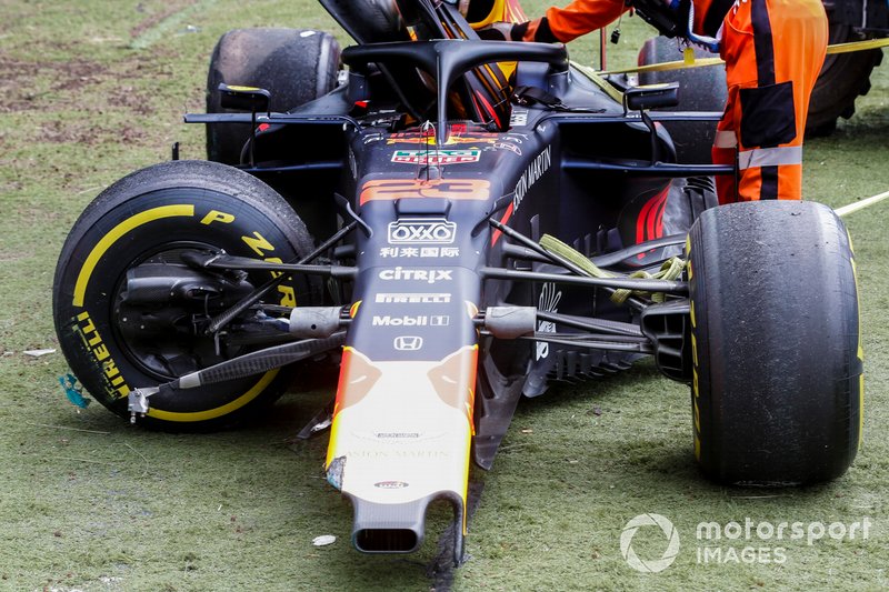 Coche de Alex Albon, Red Bull RB15 con los Marshals después de haber sufrido un accidente en la FP2