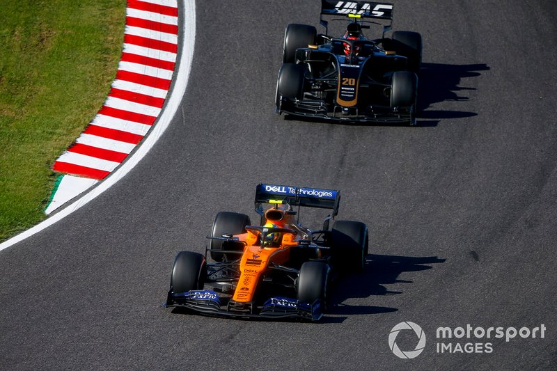 Lando Norris, McLaren MCL34, precede Kevin Magnussen, Haas F1 Team VF-19