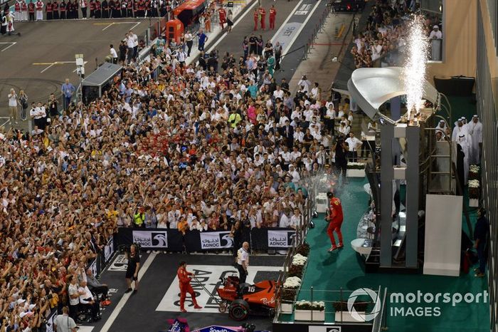 Podio: segundo lugar Max Verstappen, Red Bull Racing, ganador de la carrera Lewis Hamilton, Mercedes AMG F1, y el tercer lugar Charles Leclerc, Ferrari