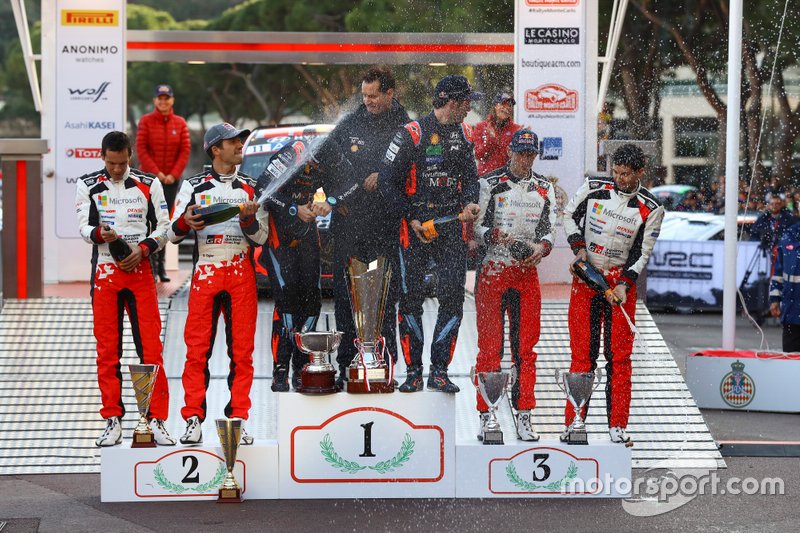 Podio: il vincitore Thierry Neuville, Nicolas Gilsoul, Hyundai Motorsport Hyundai i20 Coupe WRC, secondo classificato Sébastien Ogier, Julien Ingrassia, Toyota Gazoo Racing WRT Toyota Yaris WRC, terzo classificato Elfyn Evans, Scott Martin, Toyota Gazoo Racing WRT Toyota Yaris WRC