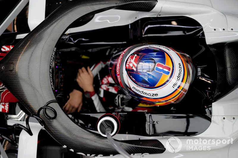 Romain Grosjean, Haas VF-20 seduto nella monoposto in garage