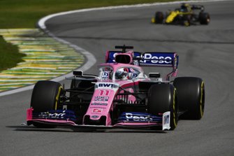 Sergio Perez, Racing Point RP19, precede Daniel Ricciardo, Renault F1 Team R.S.19