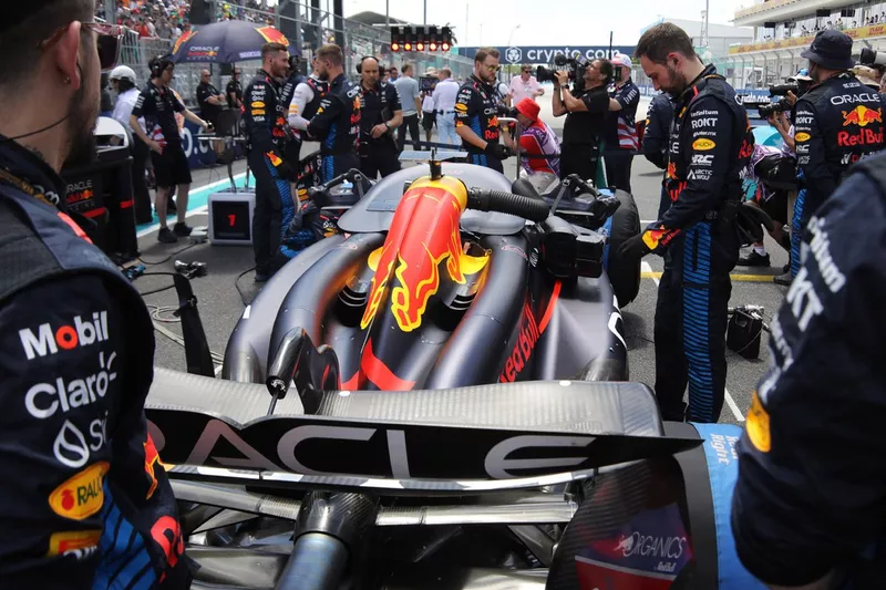 La RB20 de Red Bull Racing sur la grille de départ