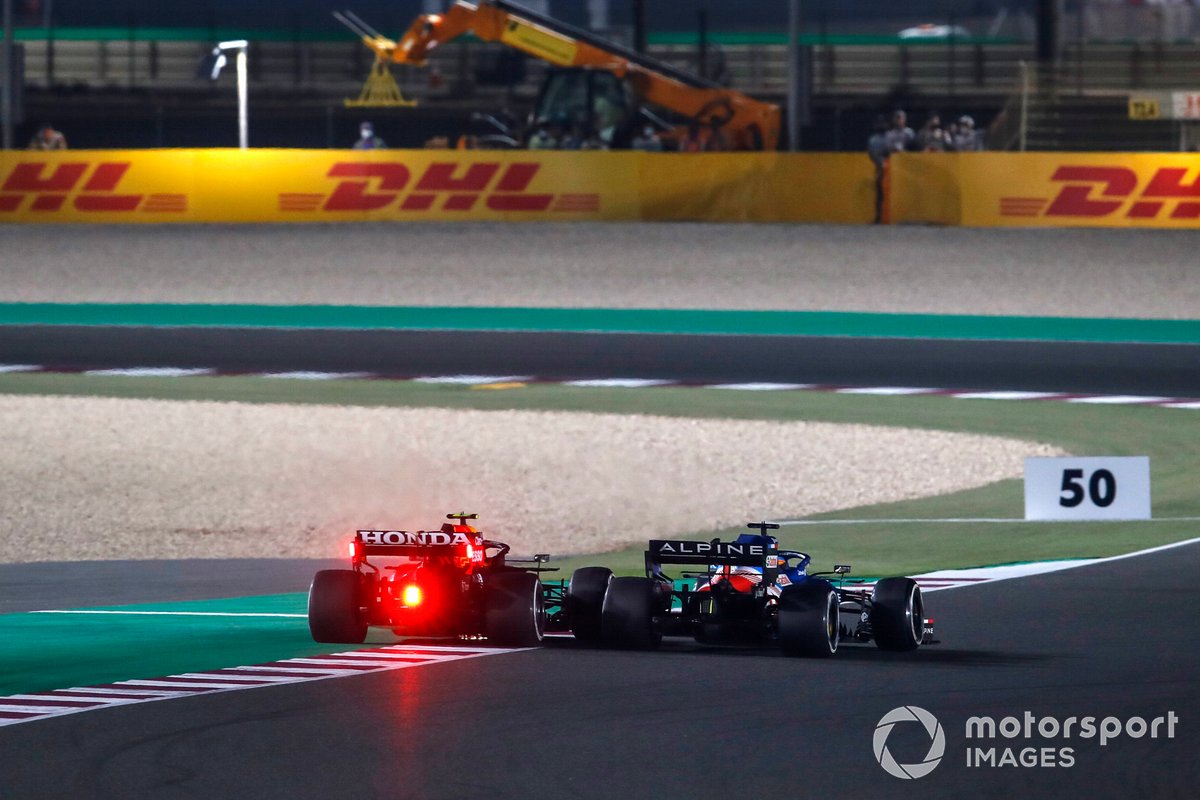 Fernando Alonso, Alpine A521, lucha con Sergio Pérez, Red Bull Racing RB16B